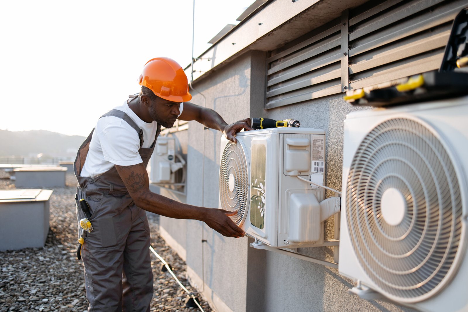 Instalador profesional con unidad exterior